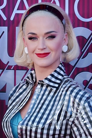 No ano passado, Katy Perry teve uma passagem marcante por terras brasileiras. Ela participou do Rock in Rio, festival que completou 40 anos. No período, ela fez uma participação especial no programa 