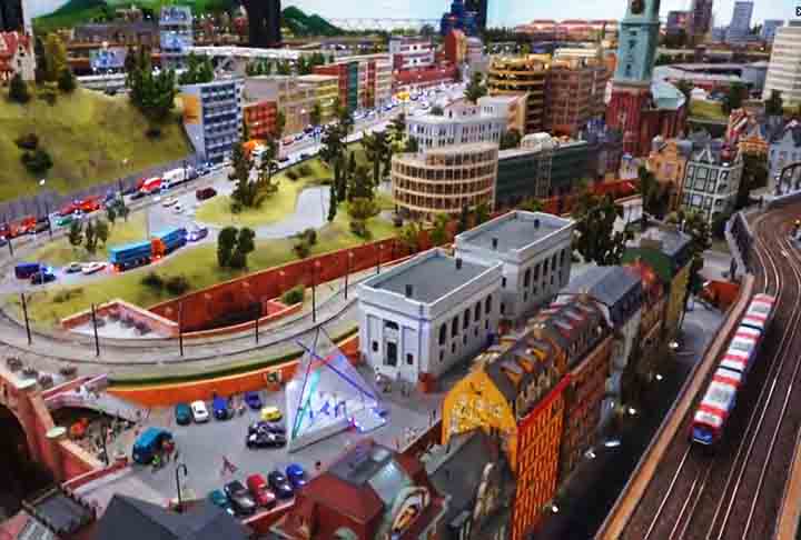 A principal atraÃ§Ã£o do museu de Hamburgo Ã© a maior linha fÃ©rrea em miniatura do mundo, maquete ferroviÃ¡ria com mais de 7 quilÃŽmetros de extensÃ£o.
