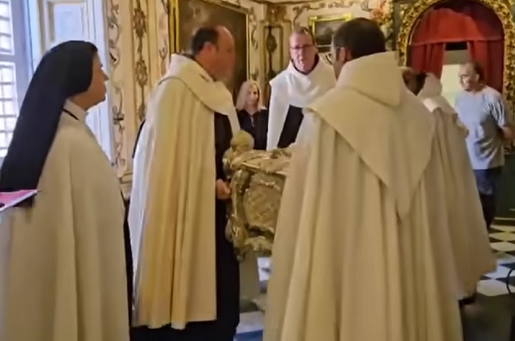 "Não há cor, porque a pele está mumificada, mas é visível, especialmente na metade do rosto. É possível ver bem. Os médicos especialistas conseguem ver quase claramente o rosto de Teresa”, comentou o padre Marco Chiesa, postulador geral da Ordem dos Carmelitas Descalços.