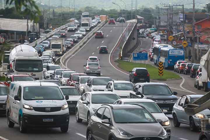 Apesar desses perigos, os carros automáticos vêm se tornando cada vez mais populares. Eles oferecem conforto ao eliminar o uso da embreagem e trocas manuais de marcha.-