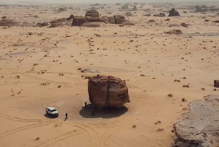 Al Naslaa - formação rochosa em deserto da Arábia Saudita intriga cientistas