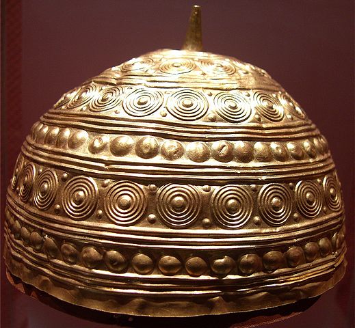 Armamentos antigos - e também acessórios para batalhas, como este capacete da Idade do Bronze, achado na Galiza (Espanha) - vêm sendo descobertos por arqueólogos em escavações e ajudam na compreensão da cultura de vários povos. 