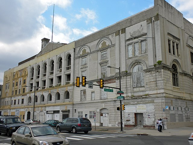 Metropolitan Opera House (Nova York, EUA) - Parte do Lincoln Center, o "Met" é uma das maiores e mais prestigiadas casas de ópera do mundo, famosa por suas grandes produções e pela qualidade de suas apresentações.-Domínio público