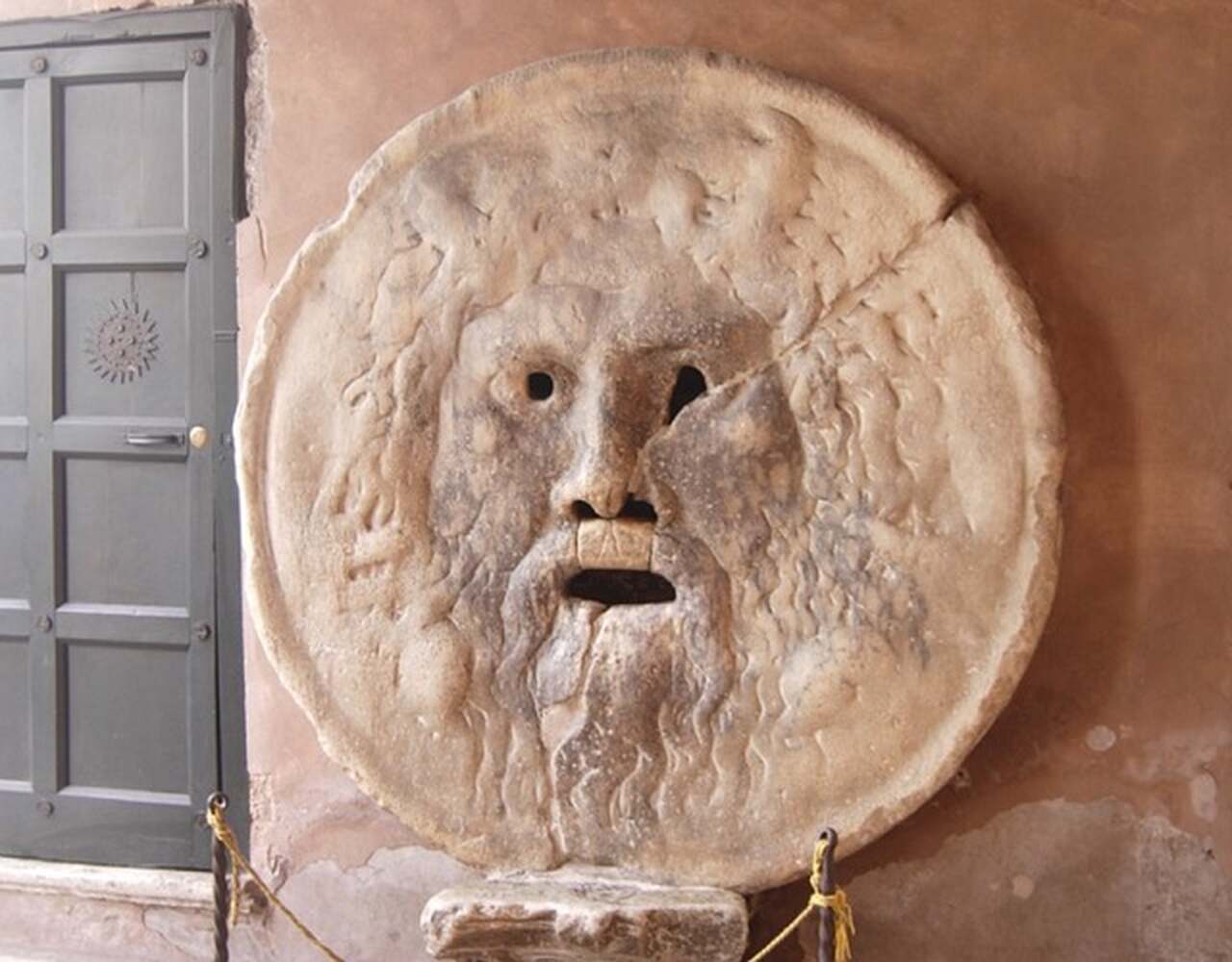 Boca da Verdade (século I d.C.): Uma antiga escultura de mármore que representa um rosto. Era usada como teste de honestidade: quem mentisse teria a mão mordida pela escultura-xiquinhosilva/Wikimedia Commons