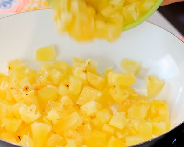 A fibra e o baixo teor calórico do abacaxi contribuem para a sensação de saciedade e o controle do peso. Ele também contribui para a saúde da pele e cabelos.