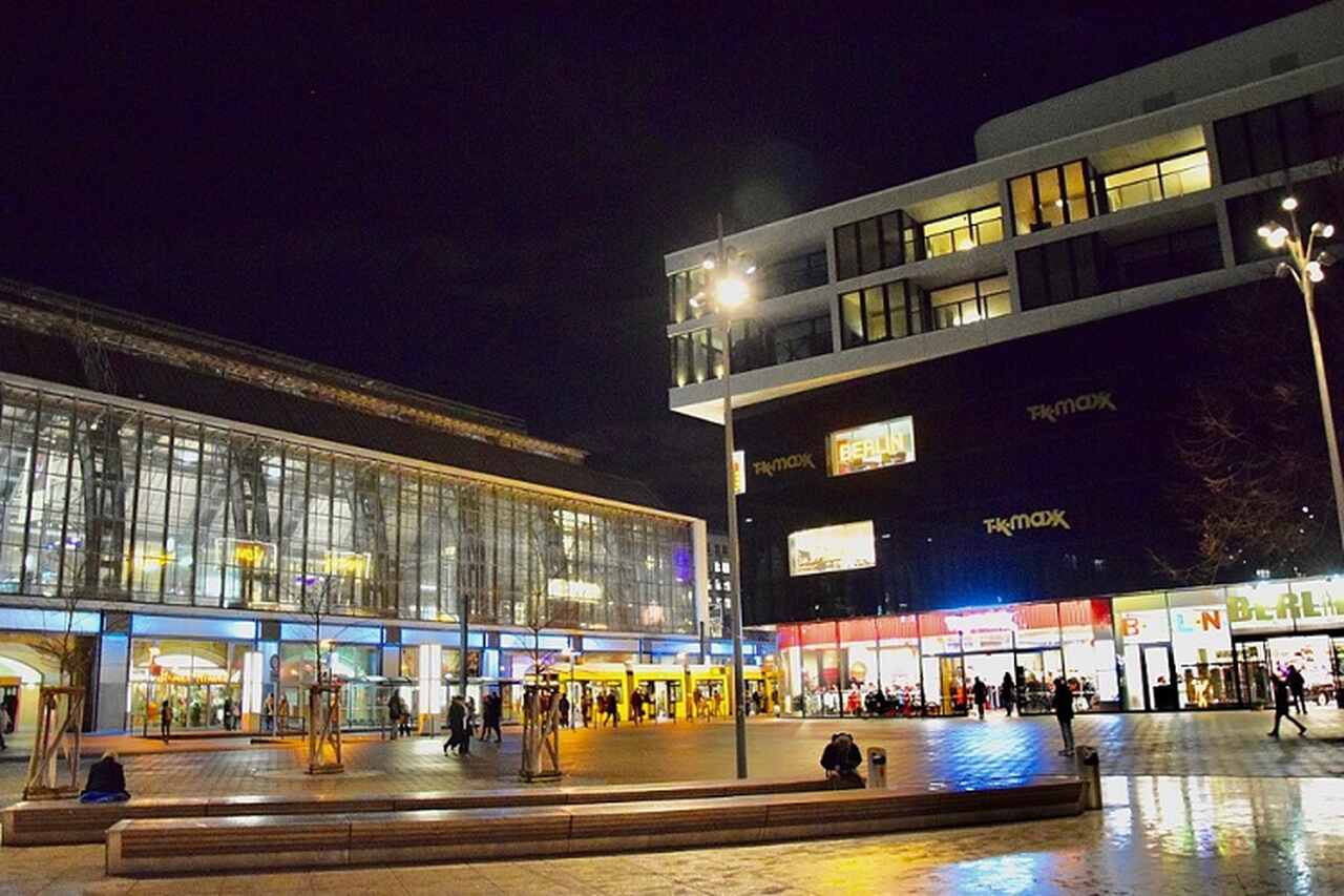 Alexanderplatz - DescriÃ§Ã£o: Alexanderplatz Ã© uma das praÃ§as mais famosas de Berlim, cercada por lojas, restaurantes e marcos como a Torre de TV (Fernsehturm), construÃ­da em 1969, que Ã© a estrutura mais alta da Alemanha - LocalizaÃ§Ã£o: Mitte, no centro de Berlim - ReferÃªncias HistÃ³ricas: A praÃ§a foi um centro de eventos durante o perÃ­odo comunista e Ã© hoje um ponto central para o turismo