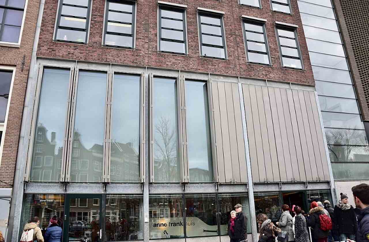 Casa de Anne Frank (Anne Frank Huis) - Descrição: Este museu, inaugurado em 1960, preserva o esconderijo onde Anne Frank escreveu seu famoso diário durante a Segunda Guerra Mundial. O local é um poderoso memorial ao Holocausto - Localização: Prinsengracht 263-267 - Referências Históricas: Anne Frank viveu escondida aqui de 1942 a 1944 - Ank Kumar/Wikimedia Commons