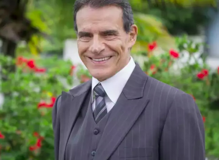 <p>Em 2013, o ator precisou realizar um tratamento para tratar um diagnóstico de câncer na próstata. Em 2020, ele teve que fazer uma cirurgia para conter a doença.</p>
