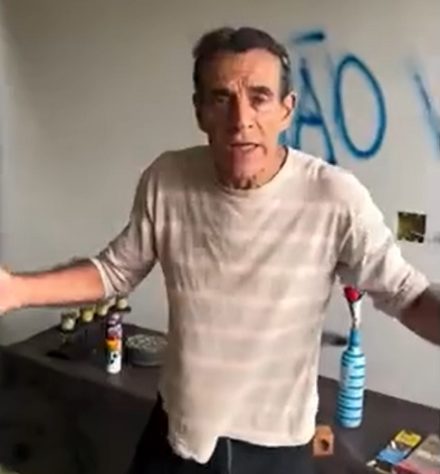 Ator Mário Gomes é despejado de mansão no RJ e picha parede