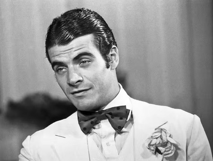 <p>O ator já tinha virado notícia em março de 2017 quando chamou atenção ao ser visto vendendo hambúrguer e batata frita em uma praia no Rio. Nas décadas de 1970 e 1980, o ator chegou a ser um dos maiores galãs das novelas da TV Globo.</p>
