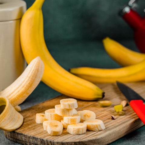 Dos alimentos mais conhecidos que envolvem esse nutriente está a banana, que tem grandes quantidades e ajuda na regulagem dos fluidos do corpo.