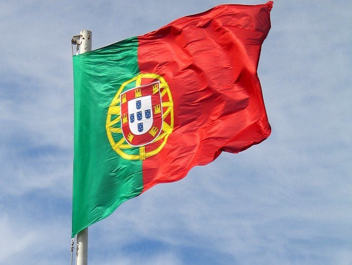 Fora do país, a situação se repete. Na Europa, países como Portugal, Irlanda e Itália também registraram alta no número de adultos empregados vivendo com os pais. Nos Estados Unidos, quase metade dos pais já precisou abrir espaço para os filhos de volta ao lar.