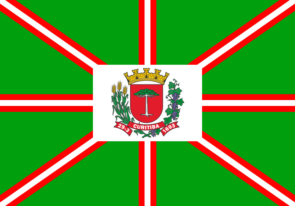 A bandeira de Curitiba, no Paraná, é tricolor, em verde, branco e vermelho e possui o brasão municipal no centro do retângulo. Ela é composta por oito formas dispostas em trapézio, formada por oito faixas de argento, inclinadas duas a duas na direção horizontal.-Domínio Público