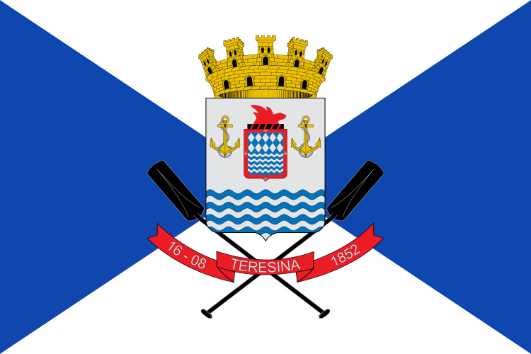 A bandeira de Teresina, no PiauÃ­, possui as cores branca e azul, tendo ao centro o BrasÃ£o Municipal. A coroa mural de oito torres, das quais apenas cinco sÃ£o visÃ­veis em perspectiva no desenho, classifica a cidade representada na Primeira Grandeza.-DomÃ­nio PÃºblico