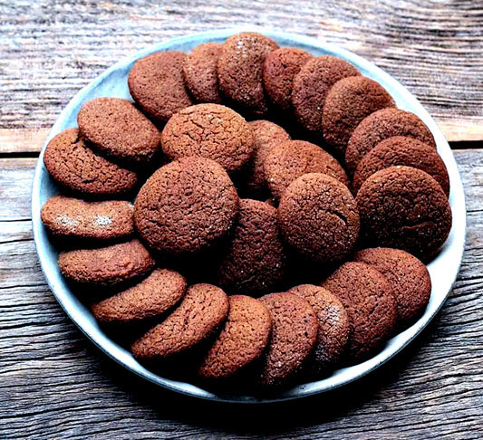 Dessa forma, são considerados alimentos ultraprocessados produtos industrializados, pobres nutricionalmente e ricos em calorias. -Reprodução do site melepimenta.com/biscoitos-caseiros-chocolate-especiarias/