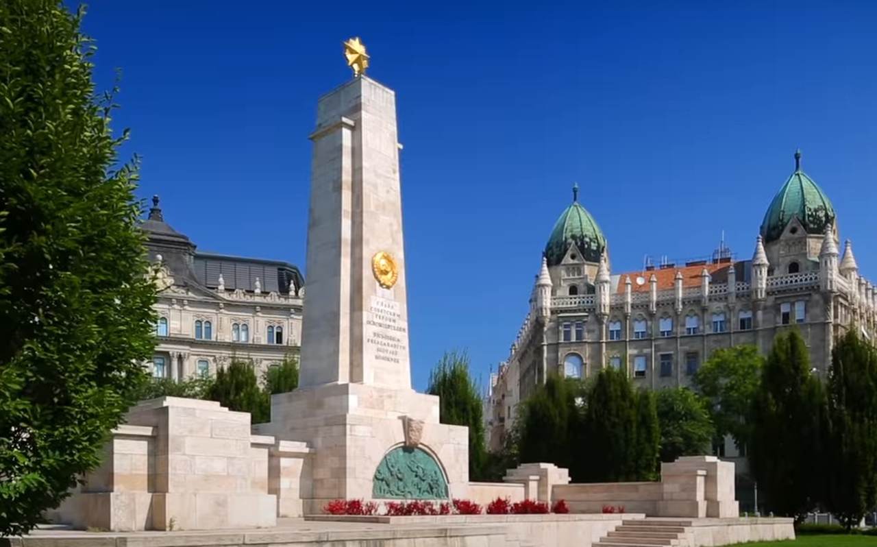 Budapeste, capital da Hungria, lidera a lista como a cidade mais suja da Europa. Ela recebeu mais de 37,9% das avaliações relacionadas à limpeza, que destacam a sujeira ou má conservação.
