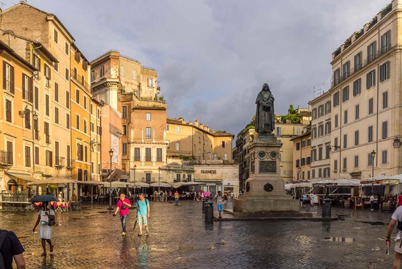 Campo de Fiori (século XV): Uma praça movimentada famosa por seu mercado diário e como o local onde o filósofo Giordano Bruno foi executado em 1600-Benjamin Dahlhoff/Wikimedia Commons