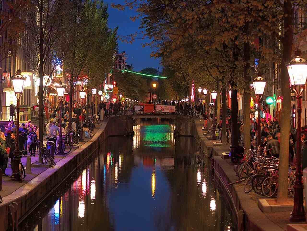 Canais de Amsterdã (Grachten) - Descrição: Construídos durante o Século de Ouro Holandês no século XVII, os canais de Amsterdã são um sistema de 165 vias fluviais que circundam a cidade e são Patrimônio Mundial da UNESCO desde 2010 - Localização: Ao redor do centro da cidade - Referências Históricas: Os canais foram construídos para facilitar o transporte e drenagem, moldando o desenvolvimento urbano de Amsterdã - Dmitry Djouce/Wikimedia Commons