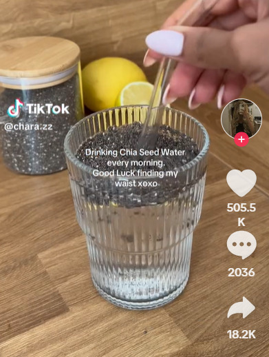 Uma bebida está fazendo sucesso no TikTok e, por isso, lançou uma questão: É saudável? Trata-se da 'água de girino'. O produto viralizou graças às postagens de jovens mulheres que apontam a bebida como útil para quem deseja emagrecer. O nome 'girino' é por causa da aparência do líquido. -Reprodução TikTok
