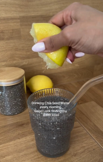 Depois é só acrescentar o suco de limão (rico em vitamina C e antioxidantes que protegem o organismo e têm efeito anti-inflamatório). A bebida, portanto, não faz mal à saúde por si só, desde que não seja ingerida de forma exagerada. Nada com exagero é bom na alimentação.  -Reprodução TikTok 