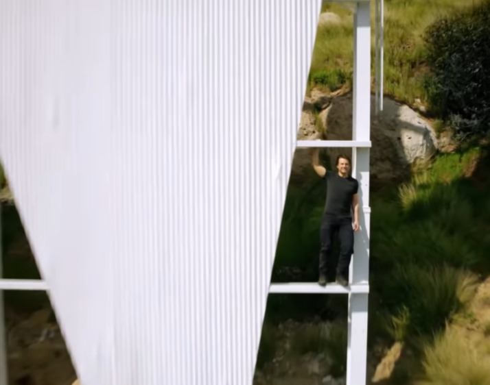 “Normalmente, quando há filmagens aqui, ninguém tem permissão para tocar no letreiro de Hollywood. Essa foi a primeira vez que o letreiro de Hollywood foi realmente tocado”, afirmou.  O vídeo foi gravado em março de 2024 para fazer parte da participação de Tom na cerimônia de encerramento das Olimpíadas. -Reprodução Instagram Tom Cruise 