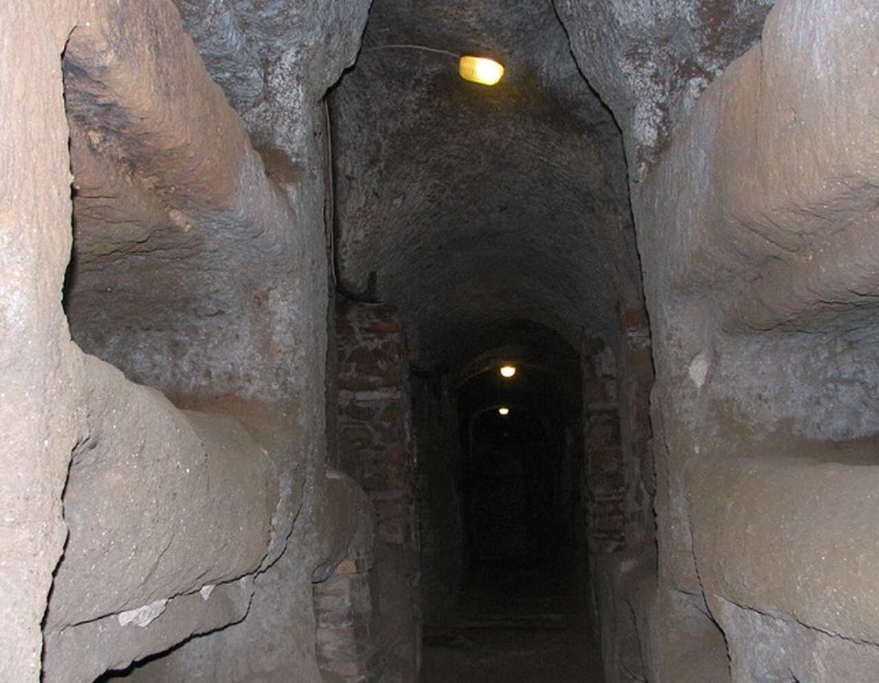Catacumbas de São Calisto (século II d.C.): Redes subterrâneas de túmulos cristãos primitivos, um dos maiores complexos de catacumbas de Roma-GerardM/Wikimedia Commons