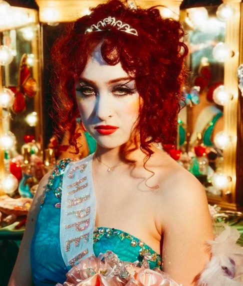 Natural do Missouri (EUA), Chappell Roan ganhou destaque na indústria musical com seu álbum "The Rise and Fall of a Midwest Princess" (2023), que recebeu aclamação da crítica.-divulgação