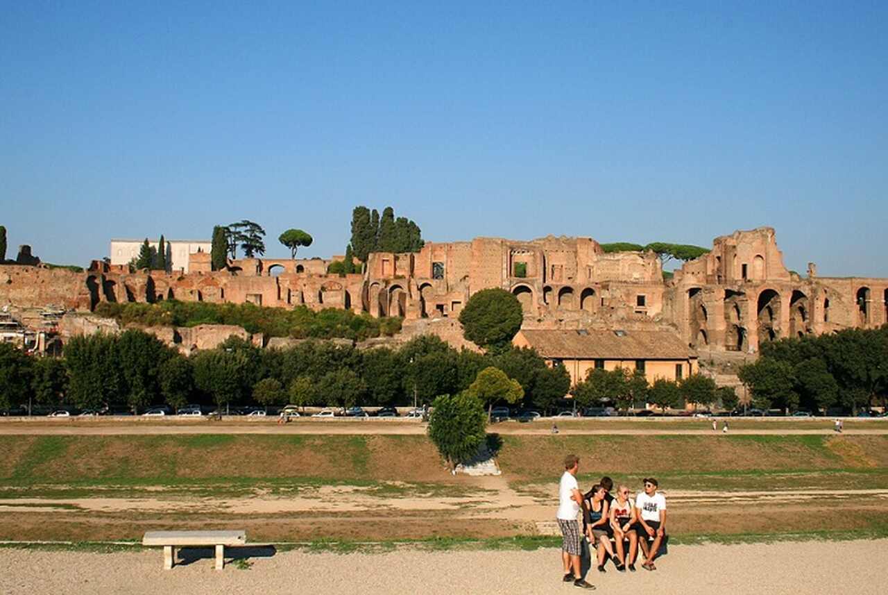 Circo Máximo (século VI a.C.): O maior estádio da Roma Antiga, usado para corridas de bigas e eventos públicos. Podia acomodar até 250 mil pessoas-Jean-Pol GRANDMONT/Wikimedia Commons