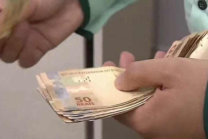 <p>Enquanto o bônus segue a regra das RPVs, valores acima de 60 salários mínimos entram na categoria de precatórios. Nesse caso, o pagamento segue calendário anual e pode demorar mais.</p>
