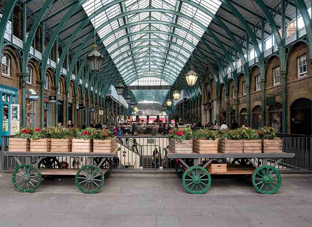 Covent Garden - Descrição: Originalmente um mercado de frutas e vegetais do século XVII, Covent Garden é agora uma área vibrante conhecida por seus teatros, lojas, restaurantes e artistas de rua - Localização: West End - Referências Históricas: A Royal Opera House, uma das principais casas de ópera do mundo, está localizada aqui-Dietmar Rabich/Wikimedia Commons