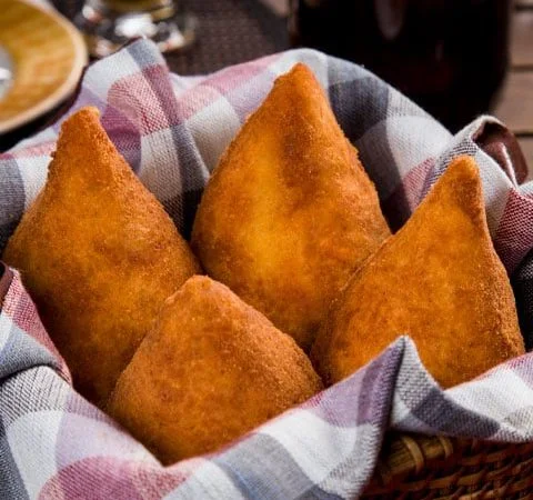 Lista das melhores comidas de rua do planeta inclui a popular coxinha