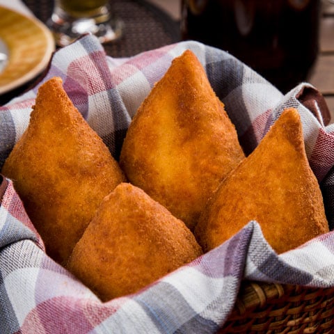 Lista das melhores comidas de rua do planeta inclui a popular coxinha