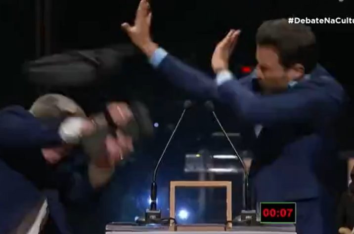 Datena dá cadeirada em Pablo Marçal durante debate entre candidatos para a Prefeitura de SP