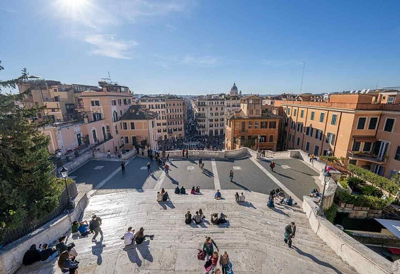 Escadaria da PraÃ§a da Espanha (1723-1725): Um ponto de encontro popular com uma escadaria de 135 degraus que liga a embaixada espanhola Ã  igreja TrinitÃ  dei Monti
-SonyGM/Wikimedia Commons
