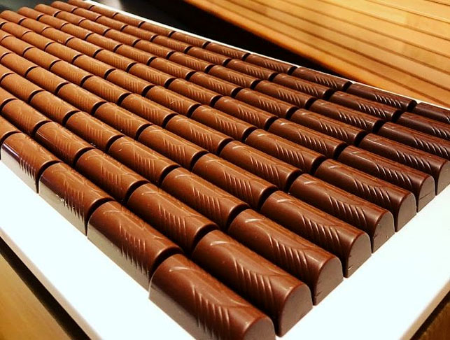 O chocolate meio amargo normalmente possui entre 40% e 55% de cacau. Ele ainda apresenta sabor adocicado, mas já tem menor quantidade de açúcar em comparação ao chocolate ao leite tradicional vendido em supermercados.