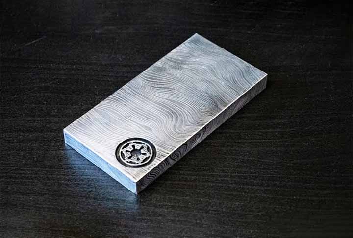 Beskar (Star Wars) – Um metal raro e resistente encontrado no universo Star Wars, particularmente associado aos Mandalorianos. 