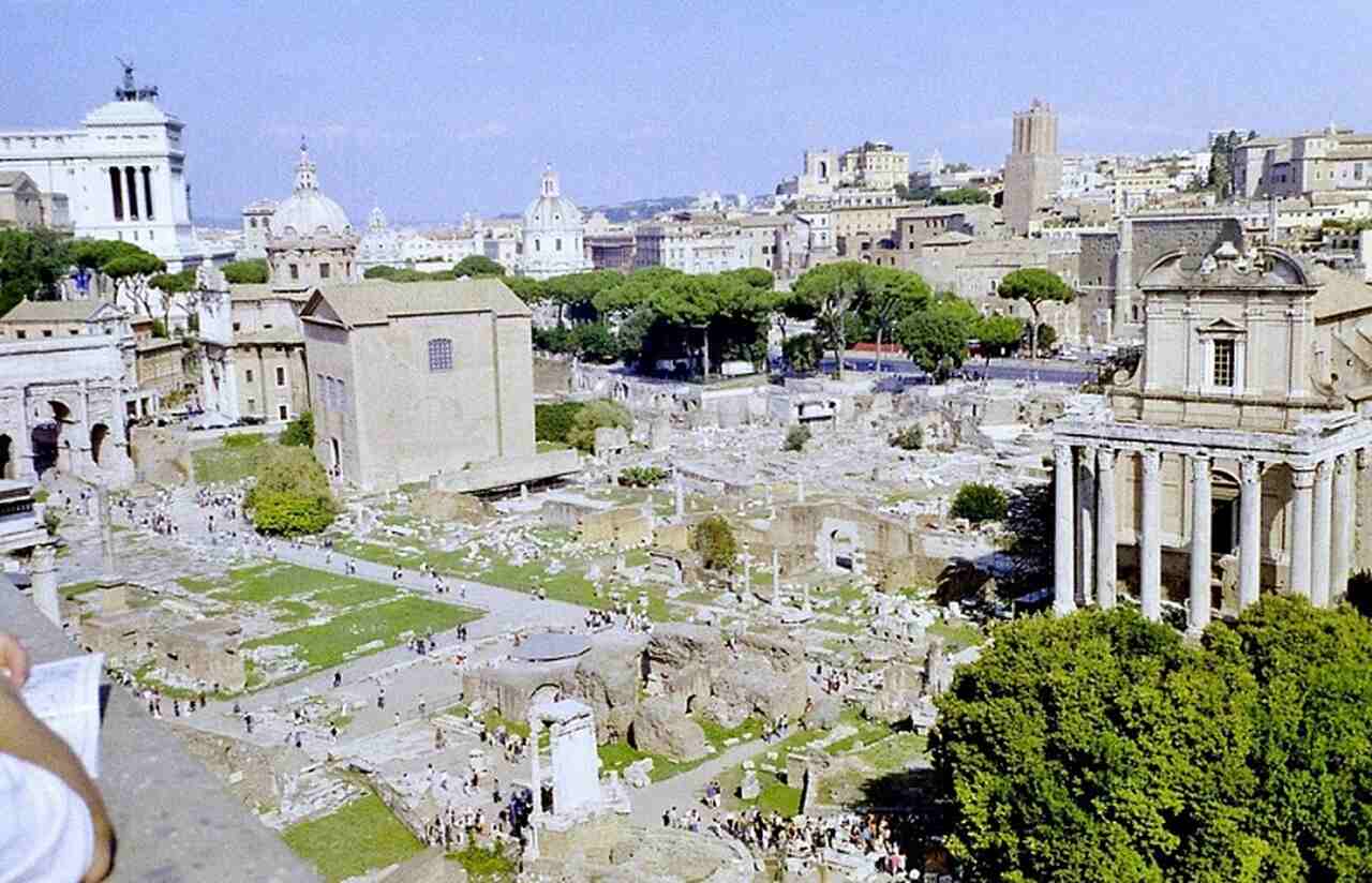 Fórum Romano (século VII a.C.): Antigo centro da vida pública romana, com ruínas de templos, basílicas e mercados. Era o coração político e econômico da Roma Antiga-Ambra75/Wikimedia Commons
