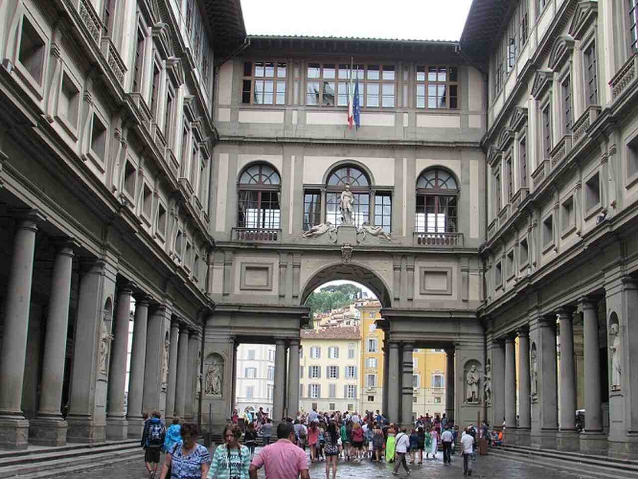 Uma turista desastrada que visitava a famosa galeria Uffizi, em Florença, na Itália, tentou fazer um meme, tropeçou e rasgou uma obra-prima do museu.  -Cezar Suceveanu/Wikimedia Commons