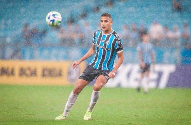 Zagueiro do Grêmio recebe multa após expulsão contra o Atlético-MG
