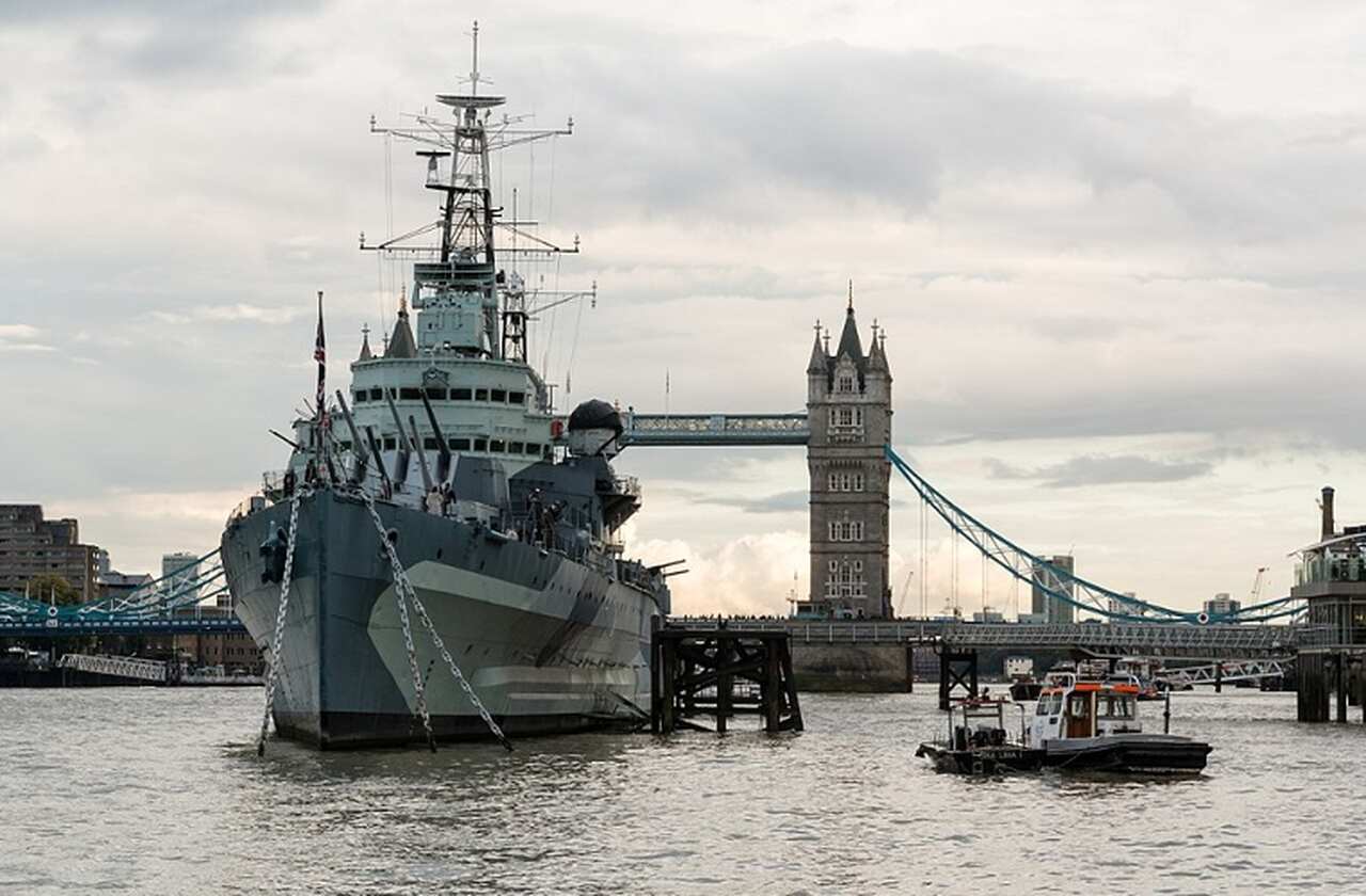 HMS Belfast - Descrição: Este cruzador leve da Marinha Real, lançado em 1938, é agora um museu flutuante no Rio Tâmisa, oferecendo uma visão da vida a bordo durante a Segunda Guerra Mundial - Localização: Entre a Tower Bridge e a London Bridge - Referências Históricas: HMS Belfast participou do Dia D e de várias outras operações durante a guerra-Dietmar Rabich/Wikimedia Commons