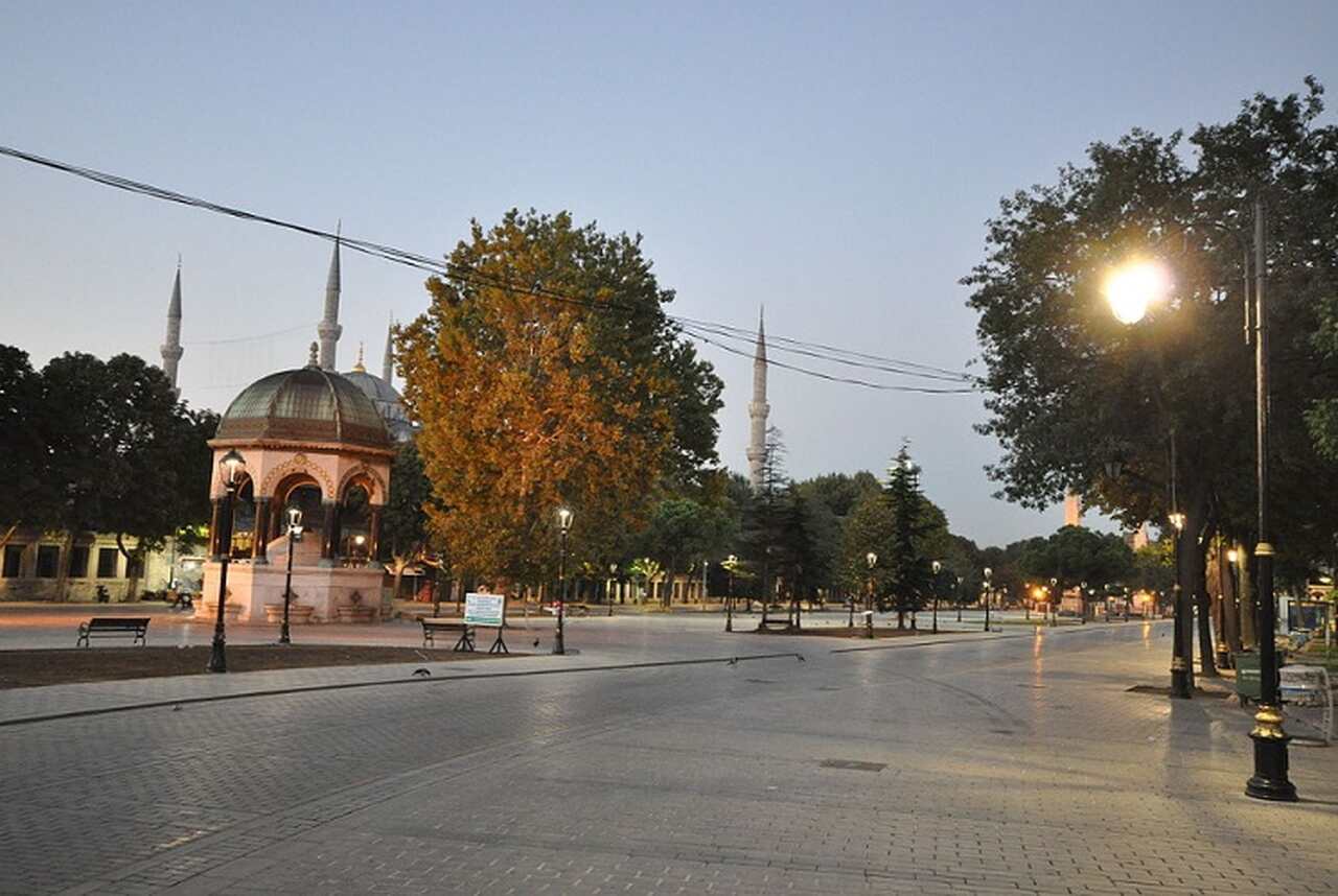 Hipódromo de Constantinopla (Sultanahmet Meydan?) - Construído por Septímio Severo no início do século III e expandido por Constantino o Grande, o Hipódromo foi o centro de entretenimento de Constantinopla. Hoje, a praça Sultanahmet ocupa o local, onde ainda se encontram obeliscos e outras estruturas antigas.