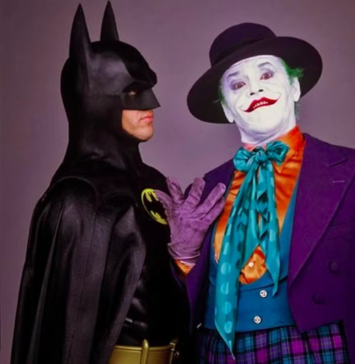 Jack Nicholson foi o primeiro a levar o Coringa às telonas em 1989, no filme "Batman", dirigido por Tim Burton. Sua interpretação do vilão foi uma mistura de humor negro e ameaça constante, capturando a essência caótica do personagem com uma dose de exagero e irreverência.