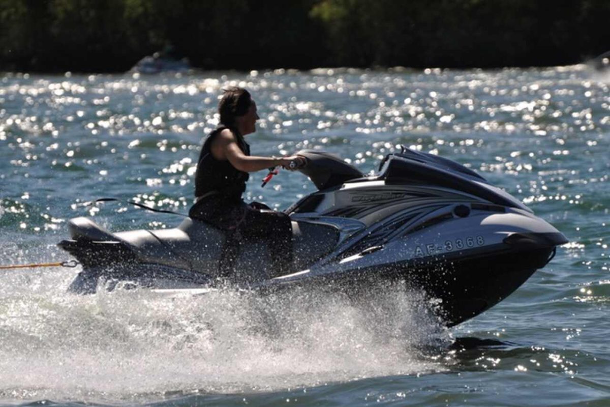 Popularmente conhecidas como jet skis, as motos aquáticas se transformaram em símbolos de lazer e aventura em praias e rios ao redor do mundo. O veículo surgiu na década de 1970 e ganhou popularidade pela facilidade de condução e pela capacidade de alcançar altas velocidades sobre a água.