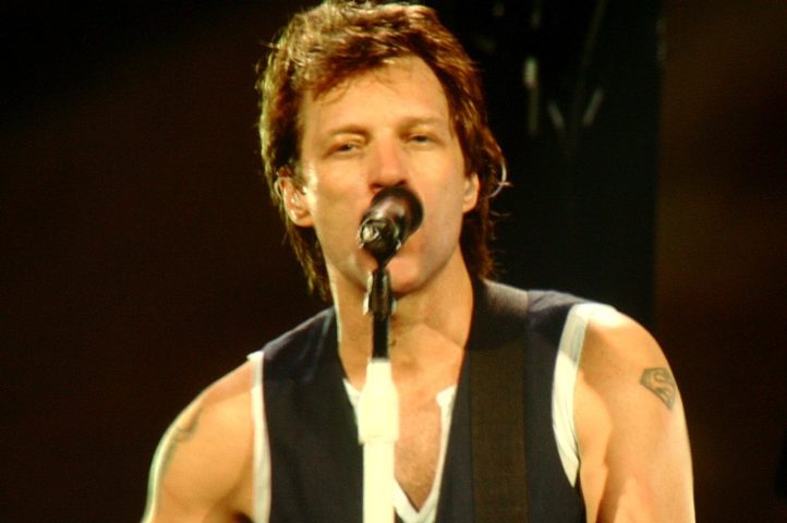 Ao longo de sua carreira, Jon Bon Jovi foi aclamado por sua capacidade de misturar rock com baladas emocionantes, mantendo uma conexão com seu público.