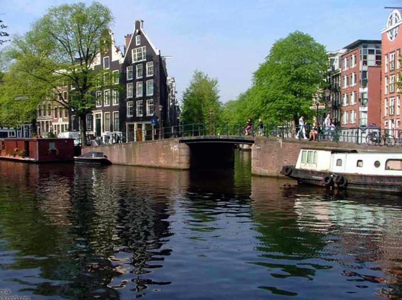 Jordaan - Descrição: Originalmente um bairro operário do século XVII, Jordaan é agora uma área chique e artística, conhecida por suas ruas estreitas, cafés charmosos, galerias e mercados de pulgas - Localização: Oeste do centro de Amsterdã - Referências Históricas: O bairro foi fundado em 1612 como parte do plano de expansão de Amsterdã - Jonik/Wikimedia Commons