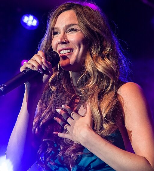 Saibamos mais sobre esta craque da voz? Nascida Joscelyn Eve Stoker em 11 de abril de 1987, em Dover, Inglaterra, Joss Stone é uma cantora, compositora e atriz britânica conhecida por sua poderosa voz soul e estilo que mistura R'B, soul, reggae e pop. 