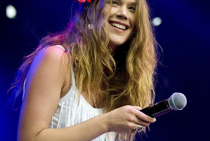 Joss Stone revela perdão à dupla que planejava decapitá-la