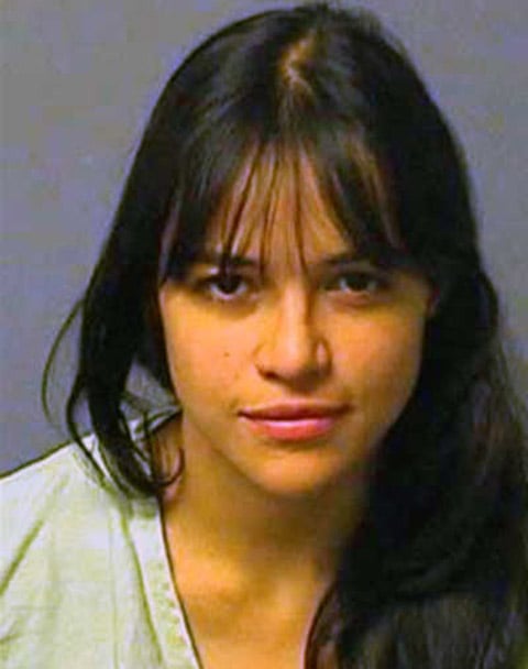Michelle Rodriguez: A atriz norte-americana, conhecida pela franquia “Velozes e Furiosos”, foi presa em 2005, no Havaí, por dirigir sob efeito de álcool. Em 2007, recebeu uma pena de 180 dias de prisão por violar a liberdade condicional. Foi libertada em janeiro de 2008, após cumprir apenas 18 dias.