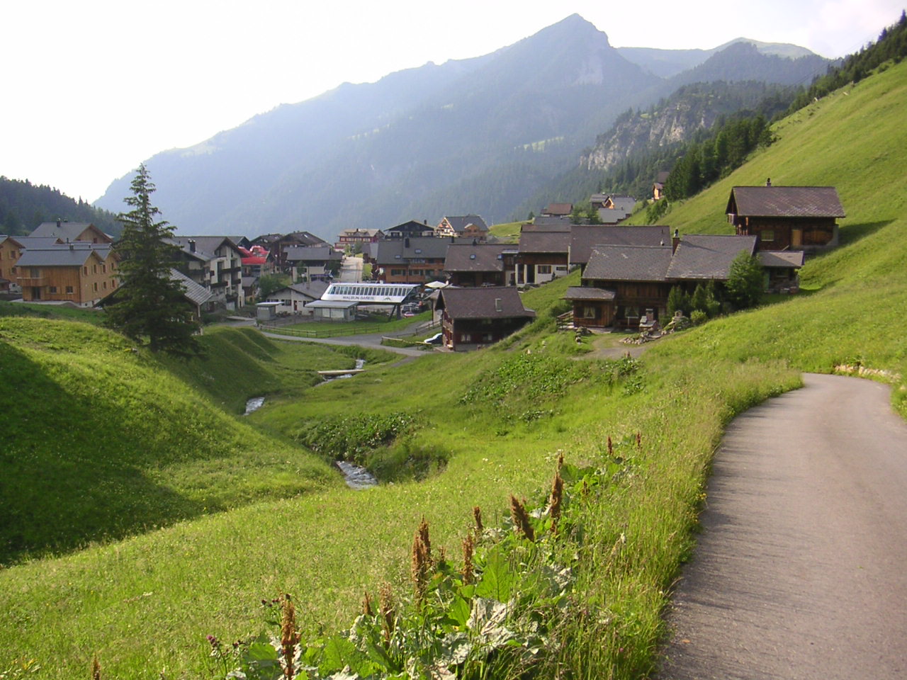 O país também tem belas paisagens. Malbun possui  um resort de esqui popular para atividades de inverno e trilhas para caminhadas no verão. E as montanhas oferecem trilhas para caminhadas em cenários espetaculares.  Apesar disso, Liechtenstein está na lista dos países que geralmente são esquecidos pelos turistas. 