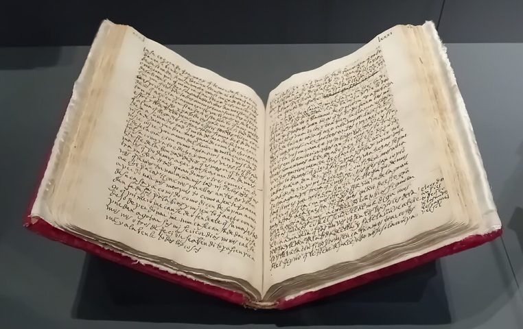 AlÃ©m de suas reformas, Teresa escreveu vÃ¡rias obras importantes, entre elas o "Livro da Vida", no qual narra suas visÃµes e tentaÃ§Ãµes espirituais.